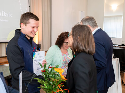 Staatsekretärin Barbara Meyer und Vorsitzender der LAG Östliche Oberlausitz Christoph Biele überreichen den Vereinen Urkunde und Blume